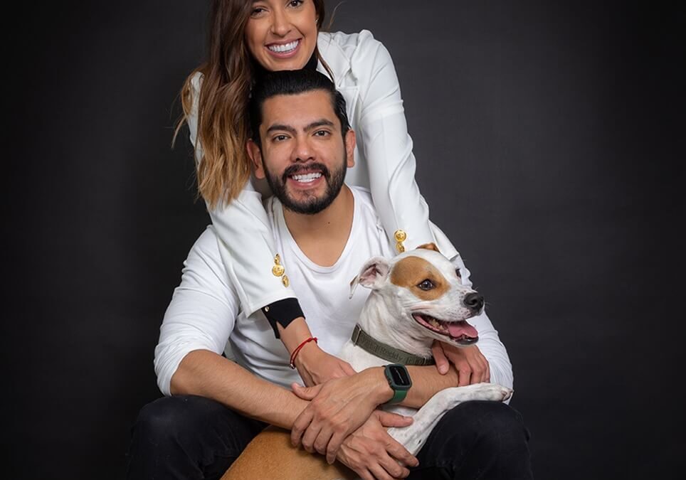 Sesión de mascotas en fondo negro