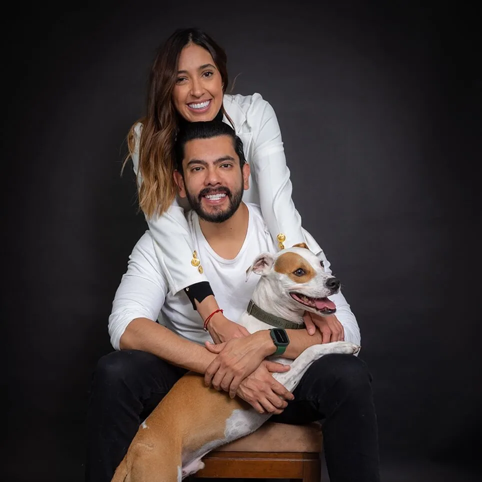 Sesión de mascotas en fondo negro