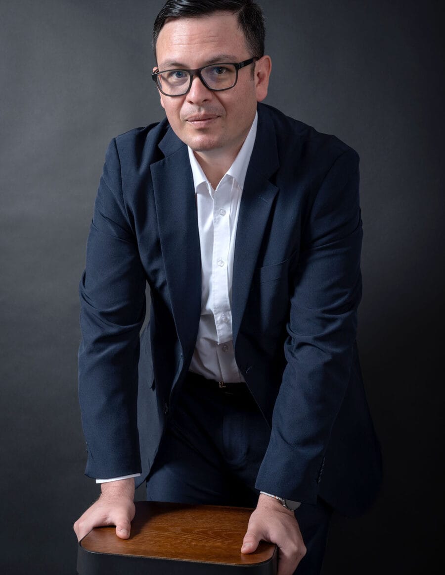 Fotografía profesional de hombre en estudio para perfil corporativo