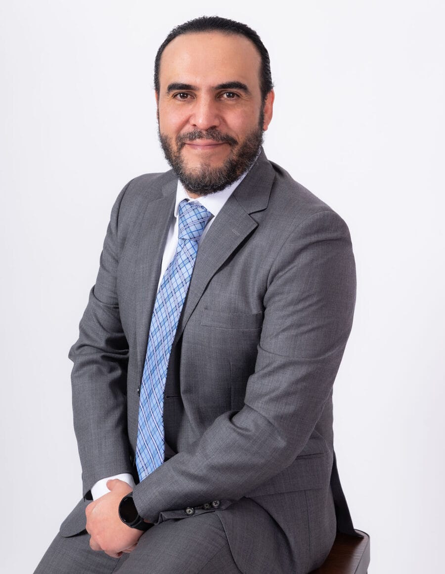 Foto corporativa en estudio para perfil directivo