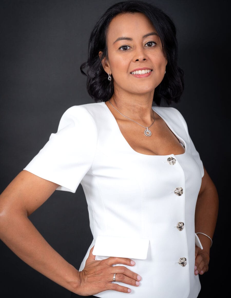 Imagen profesional femenina en estudio