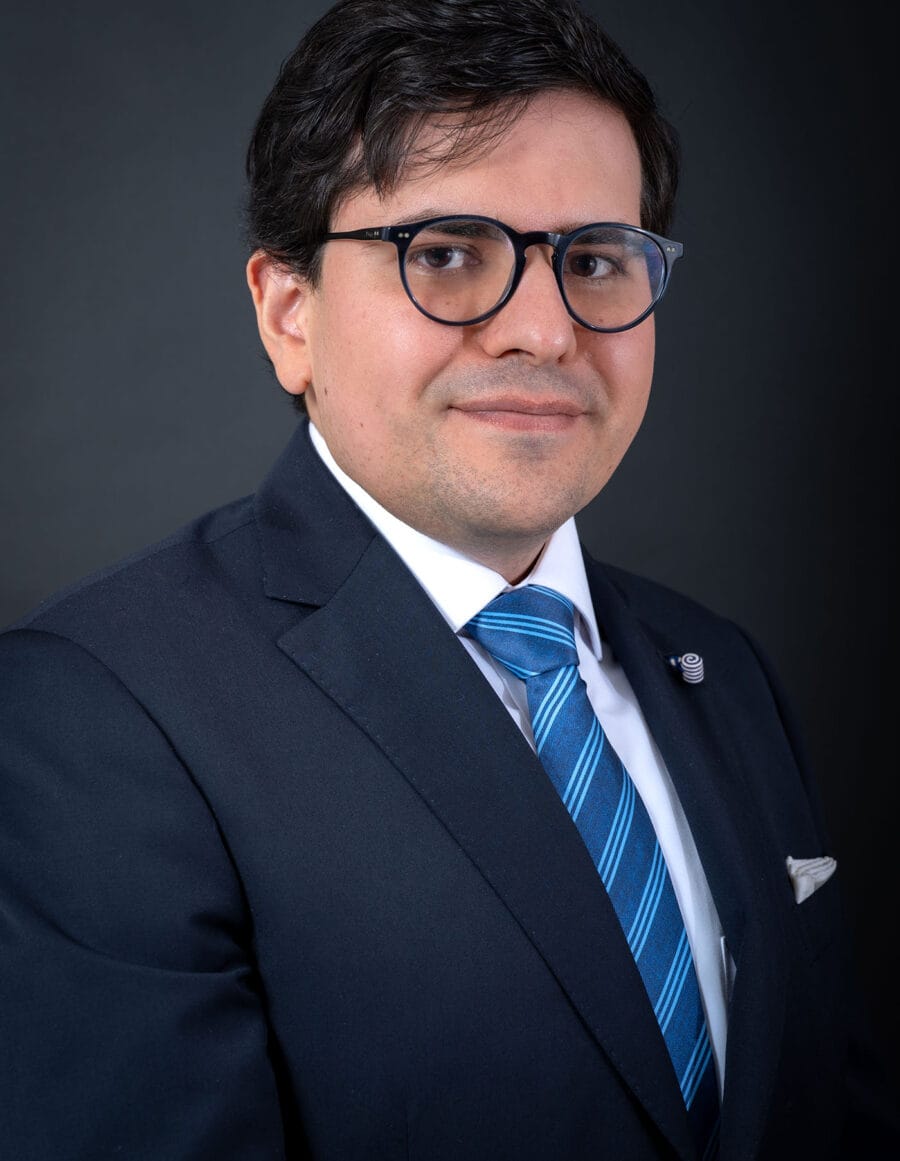 Retrato corporativo en estudio con iluminación controlada