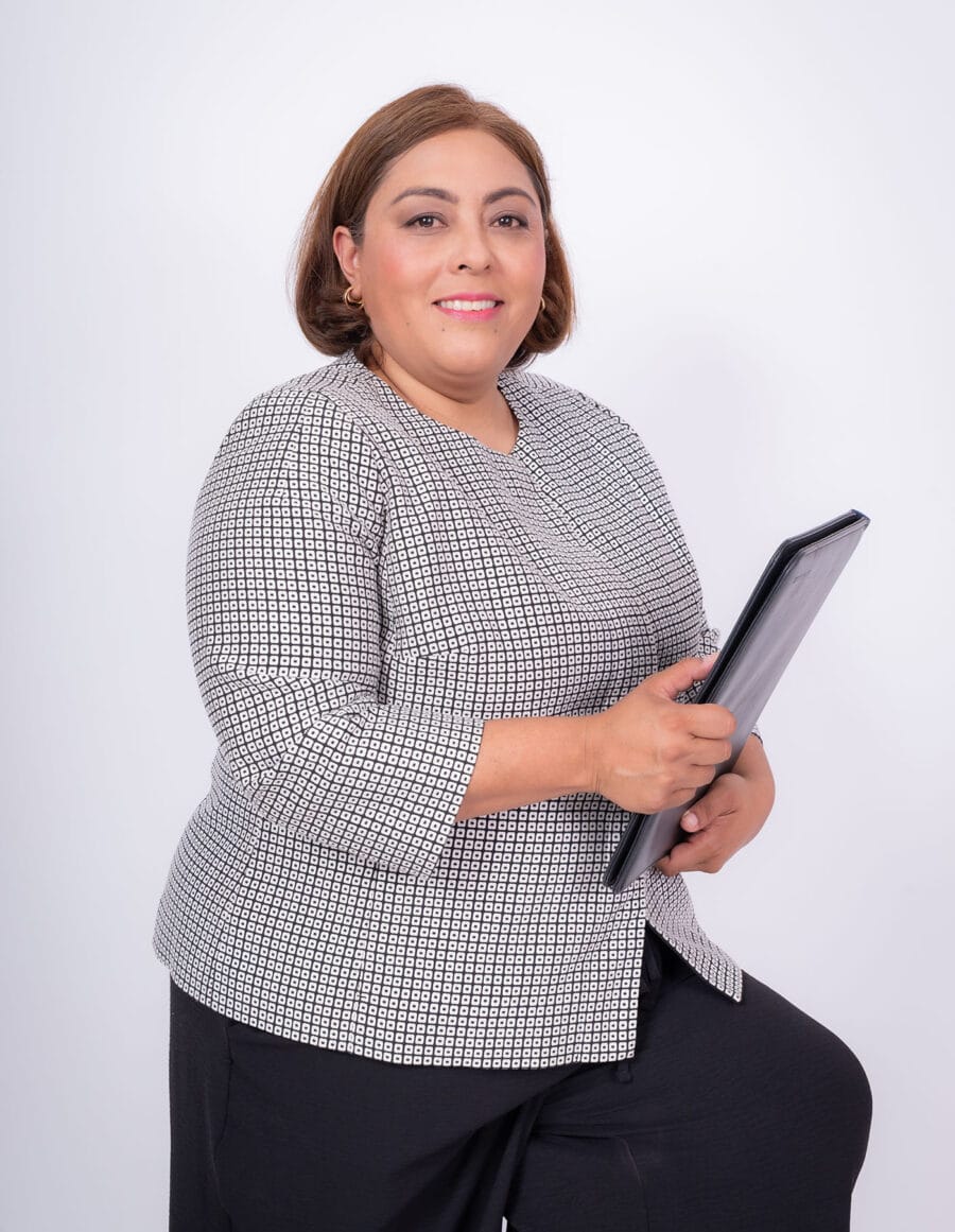 Foto ejecutiva en estudio con fondo neutro