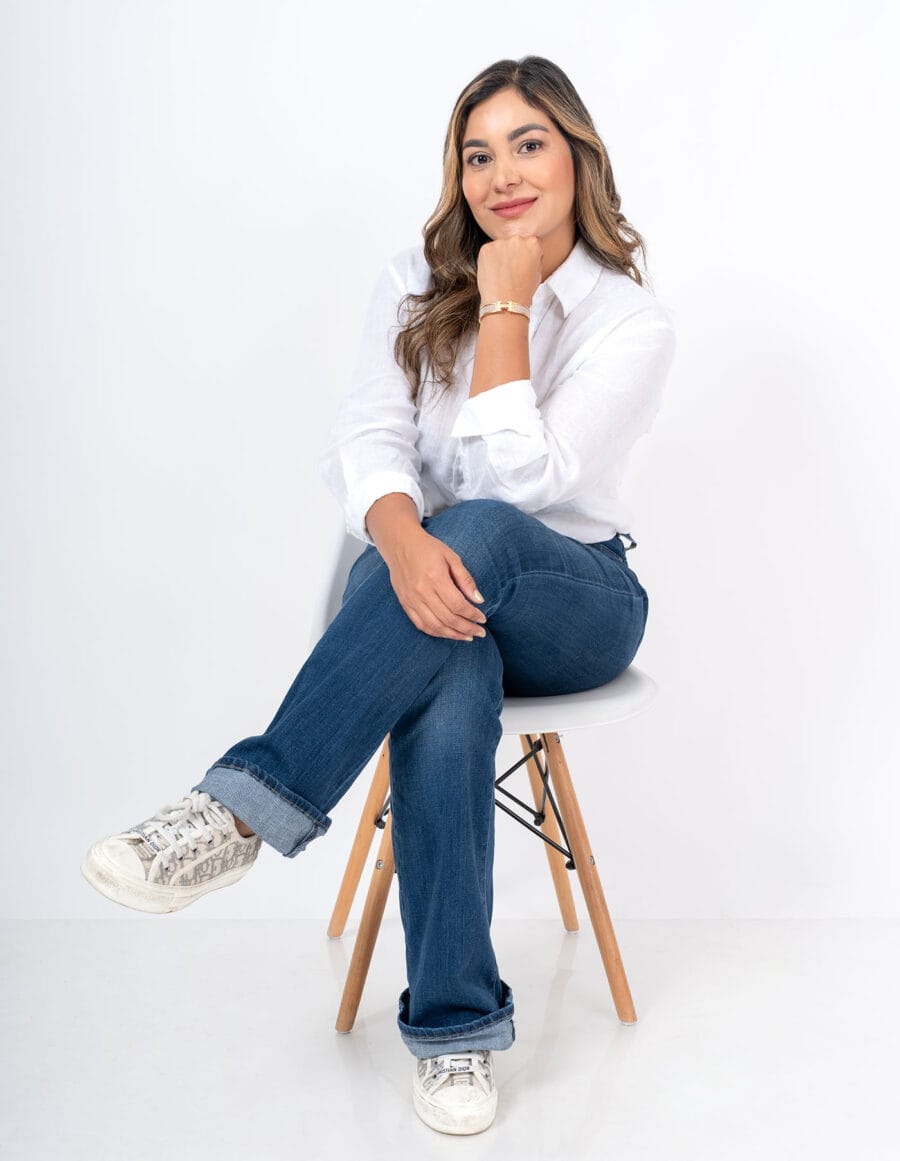 Retrato empresarial femenino en estudio