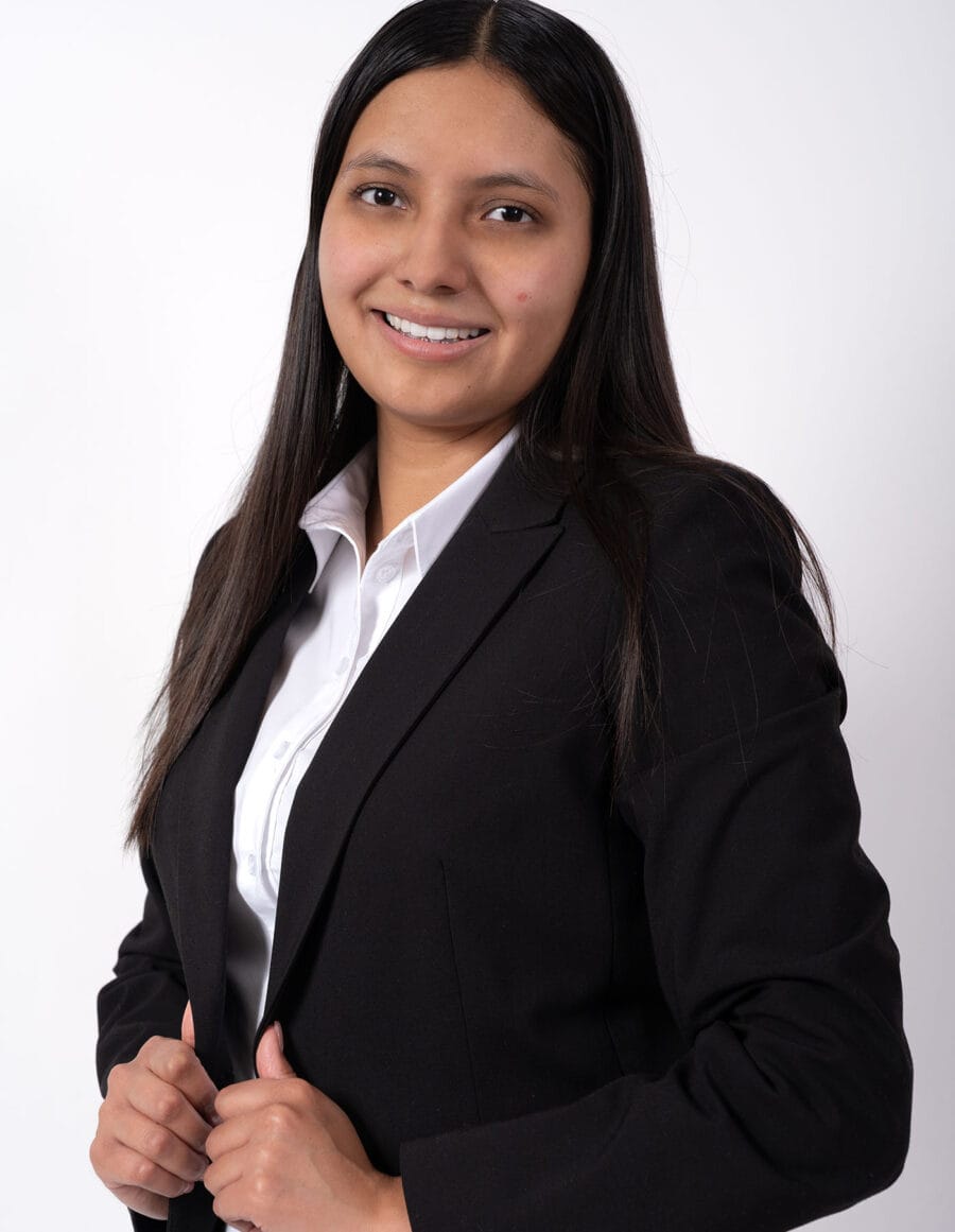 Retrato profesional en estudio para perfil corporativo