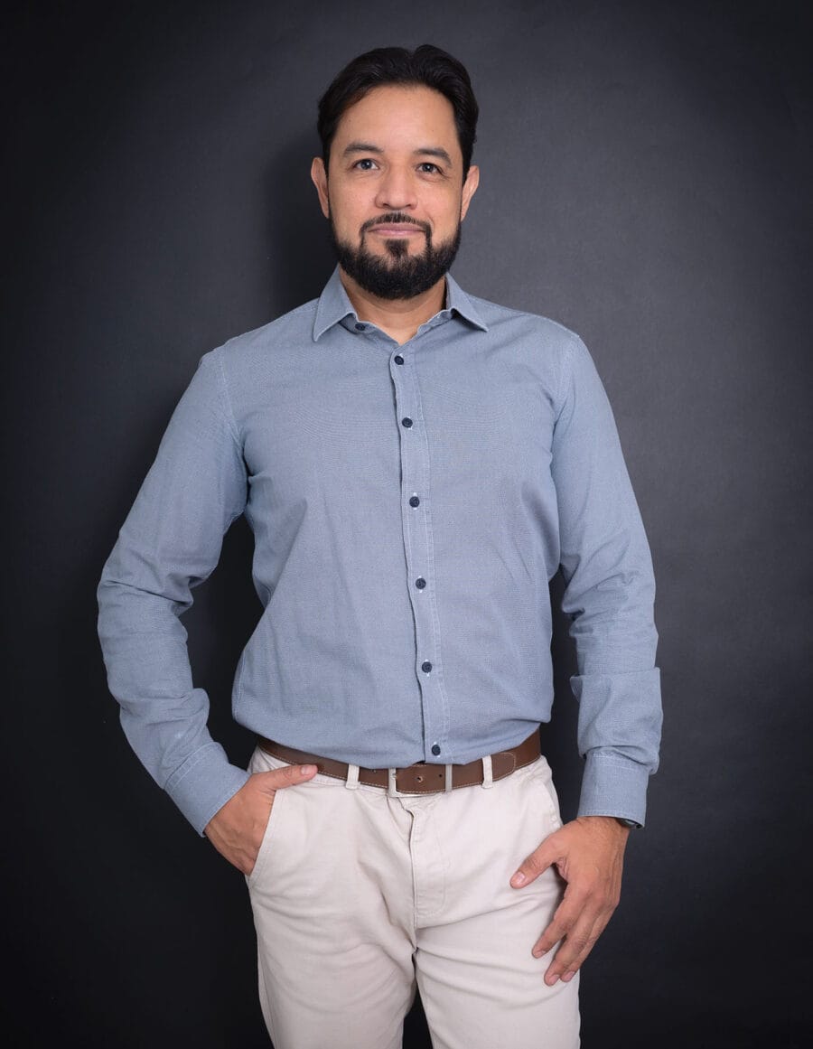 Retrato corporativo en fondo oscuro