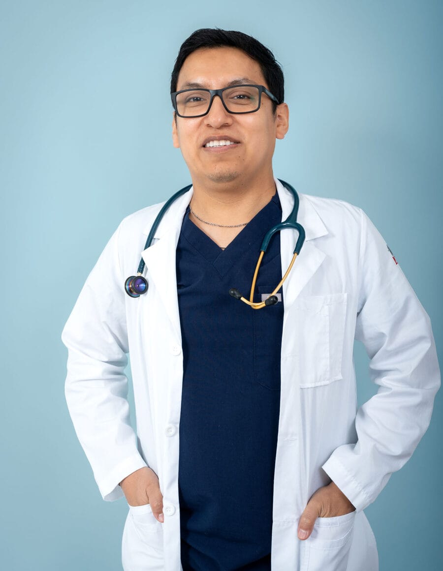 Retrato ejecutivo de médico para LinkedIn realizado en estudio