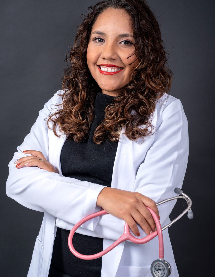 Imagen profesional de médica en fondo oscuro