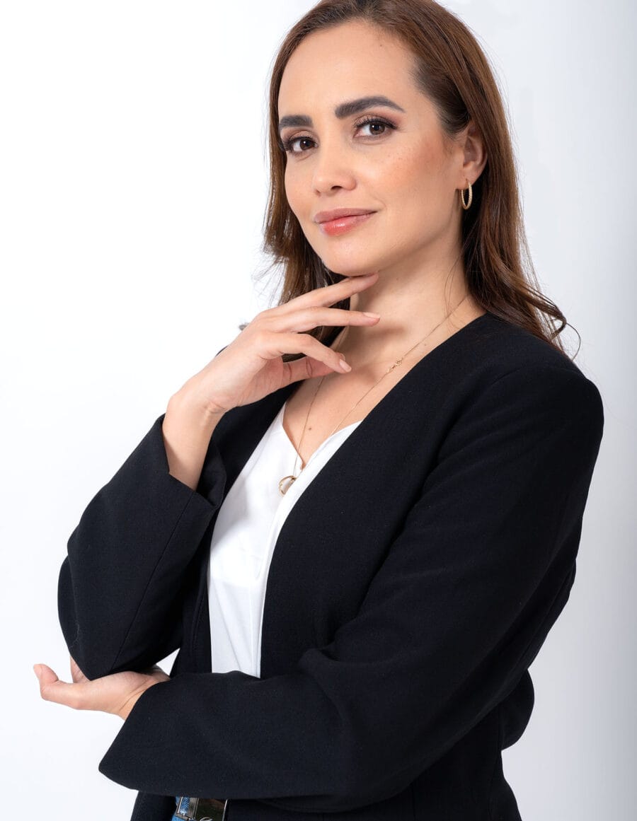 Fotografía profesional femenina en entorno neutro