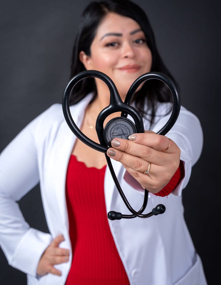 Imagen profesional de médica con estetoscopio para LinkedIn