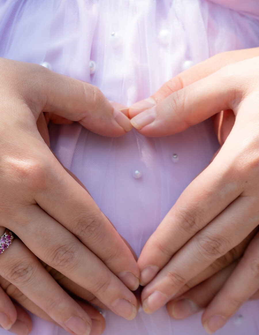 Forma de corazón en foto de embarazada