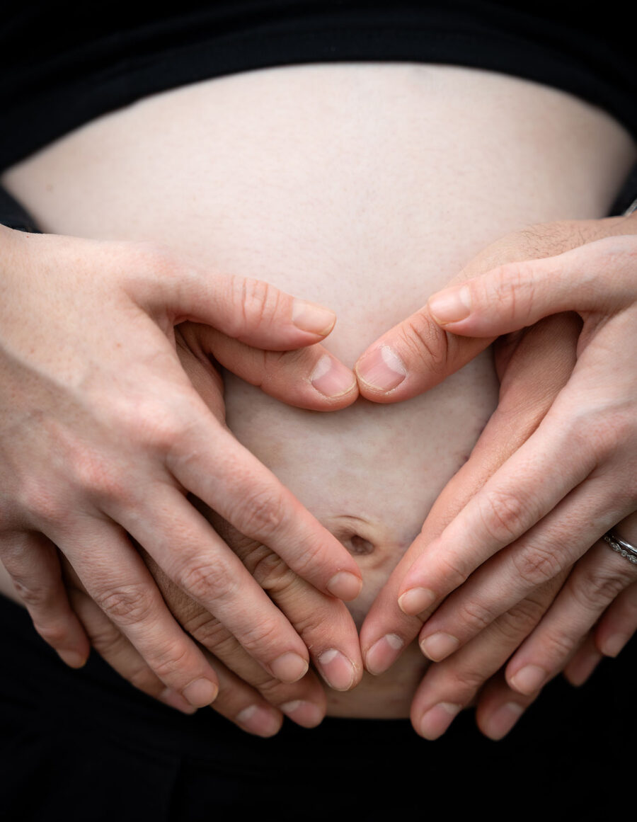 fotografía de embarazo con forma de corazón