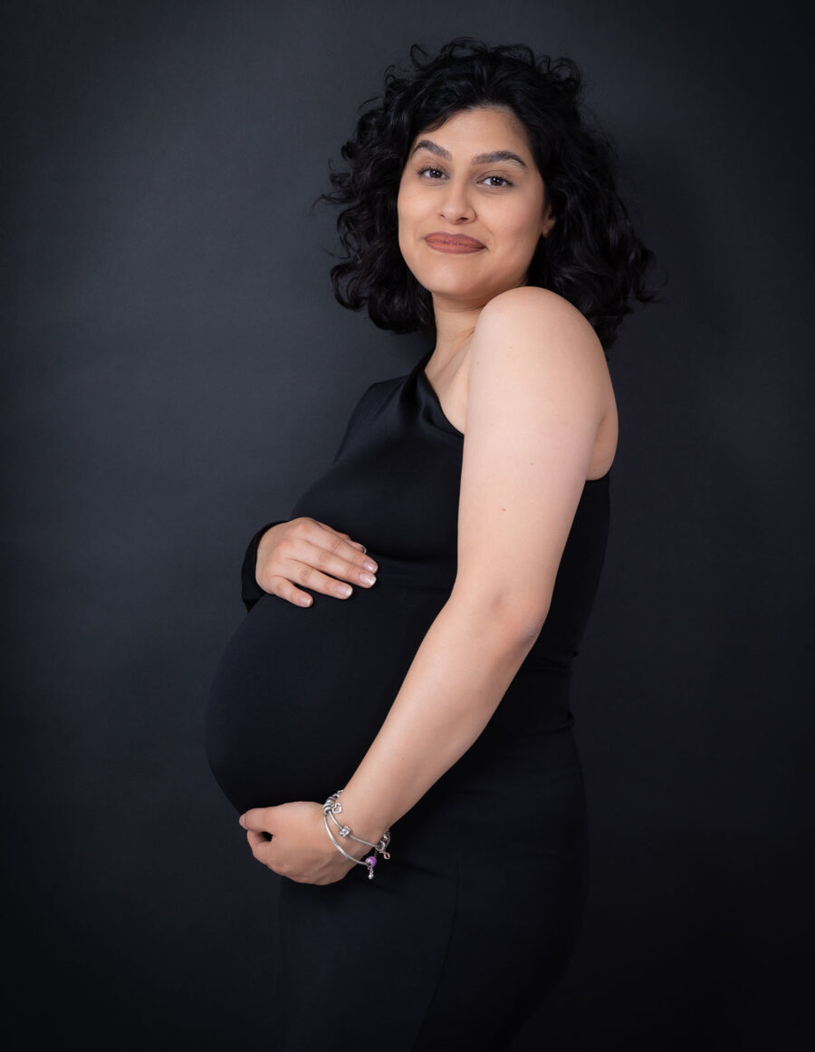 retrato de embarazo en estudio con fondo oscuro