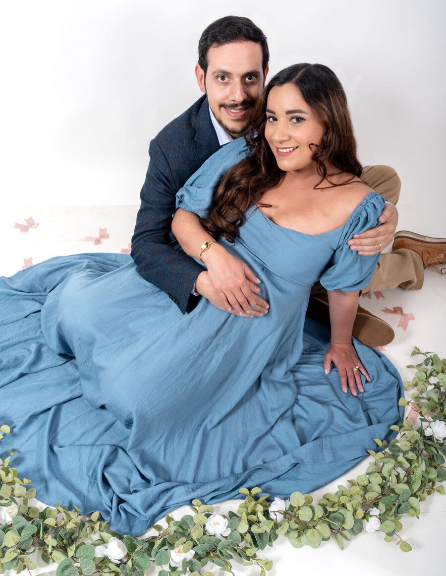 retrato artístico de embarazo en estudio