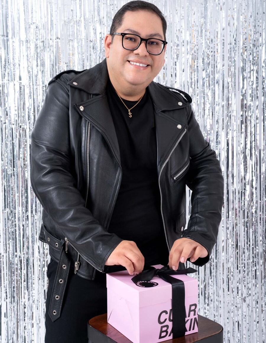 Sesión de cumpleaños en fondo plateado