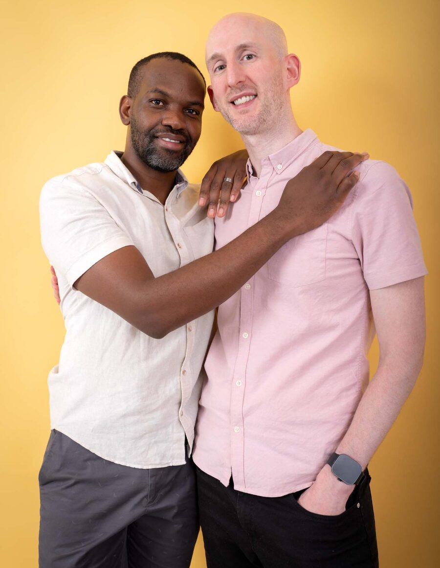 Sesión de fotos de pareja en fondo amarillo