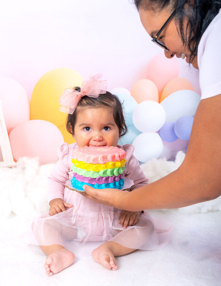 Sesión de fotos con globos y pastel