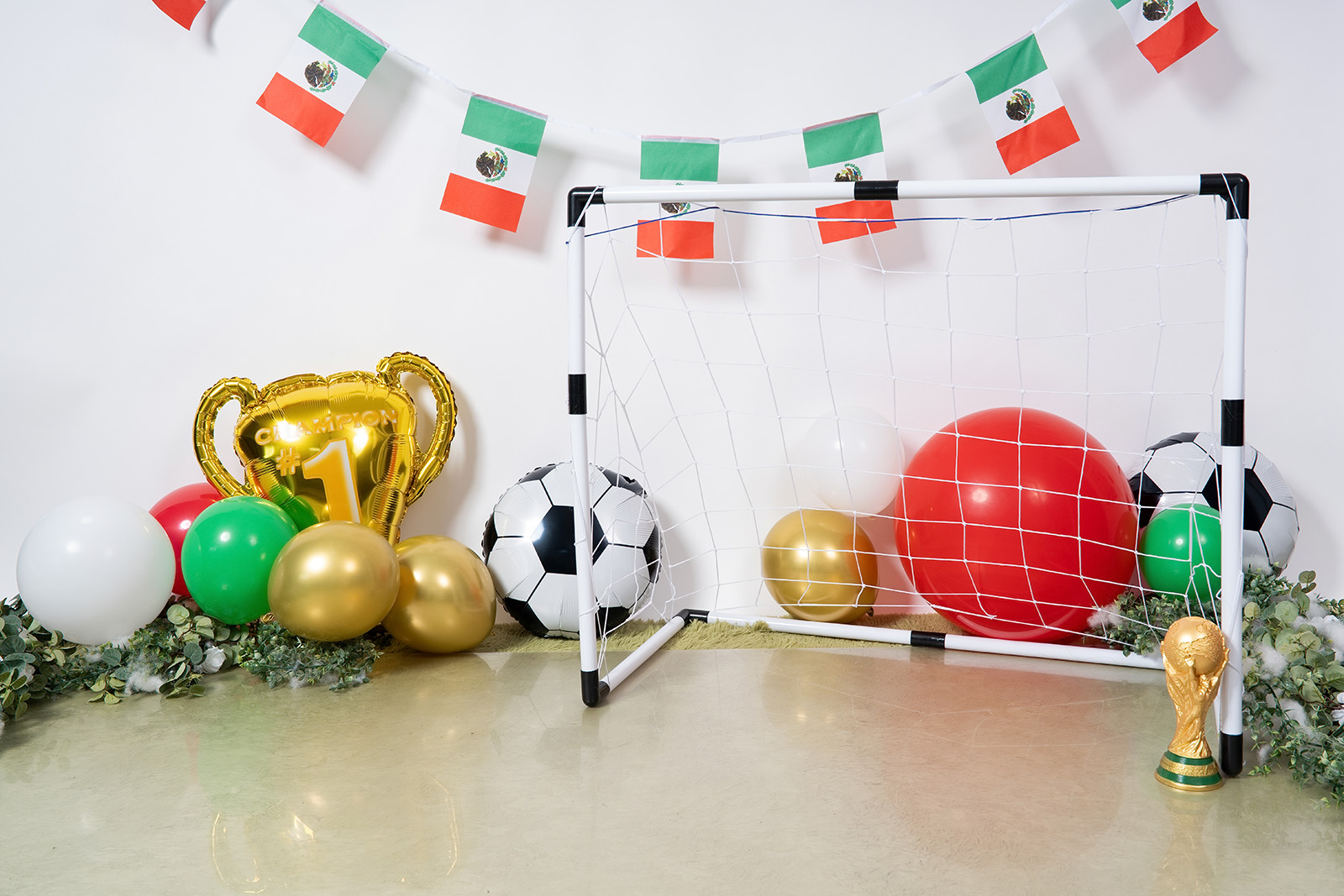 Set de fútbol para sesiones fotográficas infantiles con portería, balón y decoración del Mundial