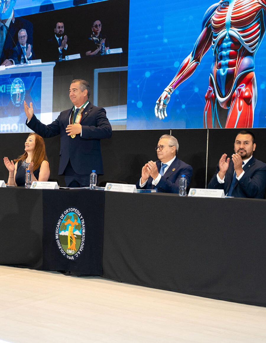 Conferencia empresarial con asistentes