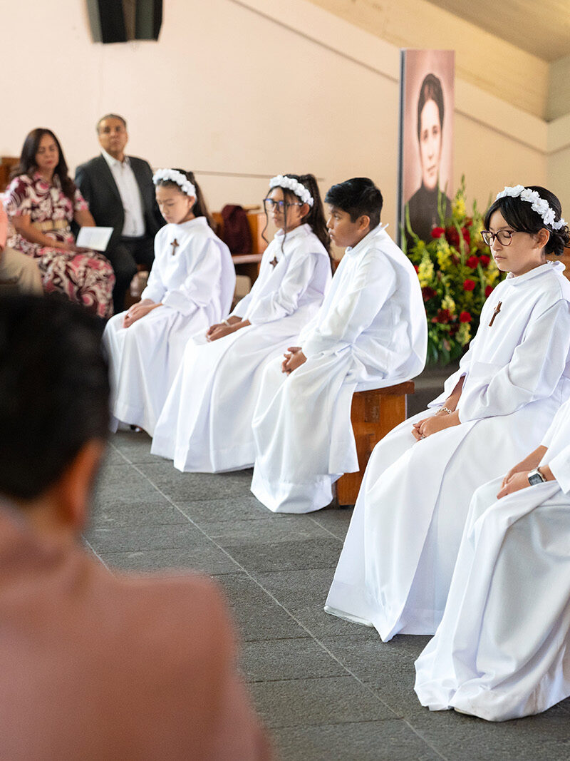 Fotografía de comunión en iglesia