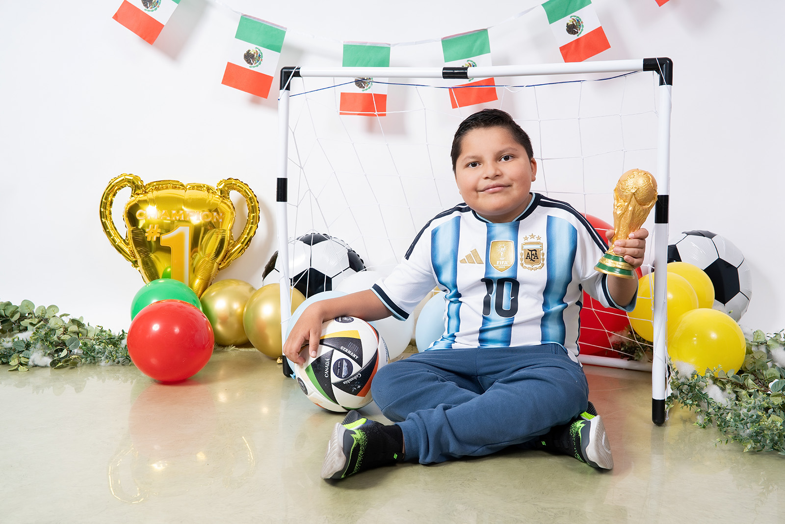 Niño en una sesión de fotos de fútbol con decoración inspirada en el Mundial en un estudio de CDMX